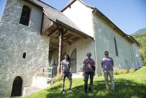 Georg Amann (Mitte) beobachtet Fledermäuse, wie hier in den Ludescher Martinskirche. Mit dabei waren auch Daniel Leissing (l.), Regionsmanager der Europaschutzgebiete Walgau – Großes Walsertal – Arlberg, und Schlüsselverwalter Herbert Moser.  VN/Jun