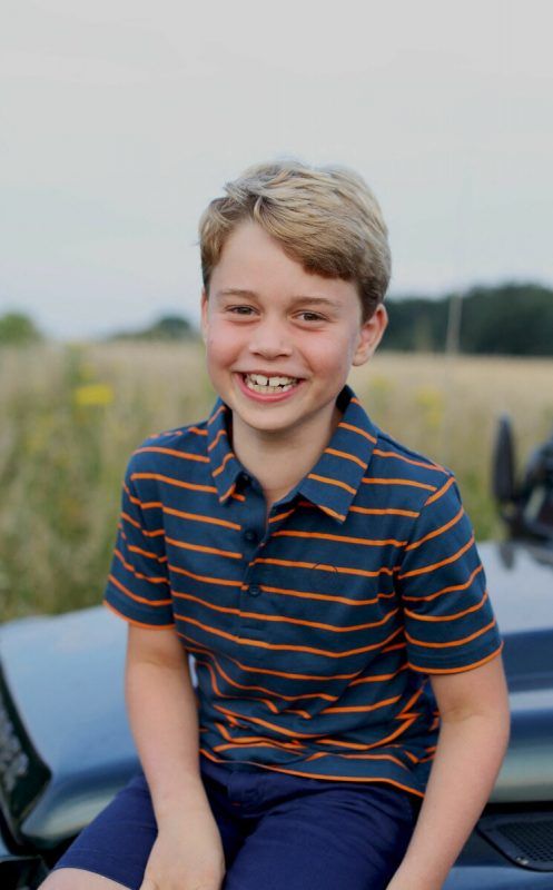 George sitzt auf einem Land Rover Defender. AP