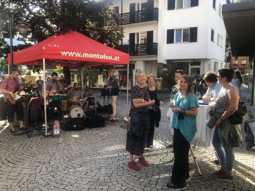 Gleich an drei verschiedenen Plätzen im Ortskern von Schruns spielten Live-Bands auf und sorgten so für eine lockere Stimmung. STR