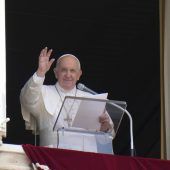 Papst Franziskus nach OP noch länger im Krankenhaus