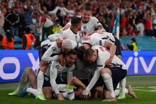 Goldtorschütze Harry Kane wurde nach seinem Tor zum 2:1 von seinen Mitspielern förmlich in einer Jubeltraube verschluckt.  apa