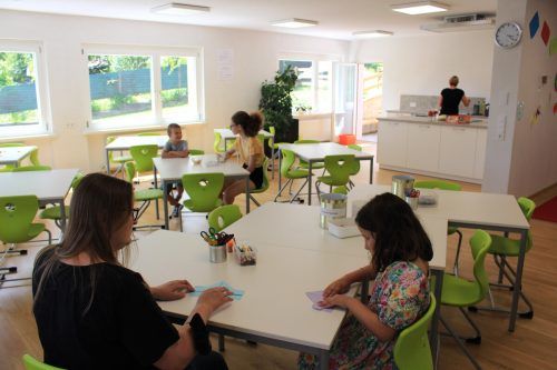 Hausaufgabenbetreuung, Spielen, Basteln, Malen und mehr stehen nach dem Mittagessen für die bis zu 30 Schüler auf dem Programm. Gemeinde