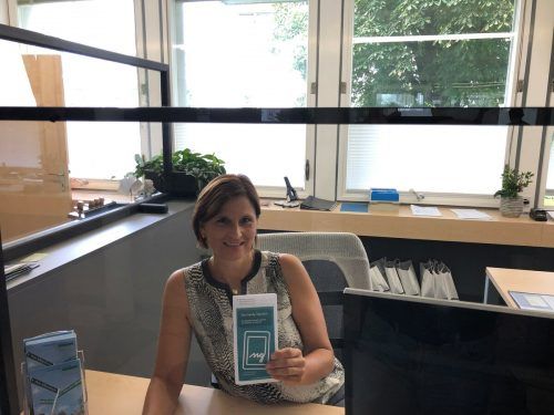 Heidi Insam präsentiert die Broschüre, in der man alles über die Handysignatur erfährt.