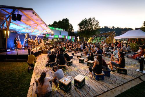 Im letzten Jahr versammelte sich das Poolbar-Publikum ausschließlich im Freien. Nun dürfen Veranstaltungen auch im Alten Hallenbad stattfinden. Rhomberg