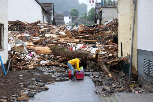 Im Örtchen Schuld machten sich Menschen ans Aufräumen.
