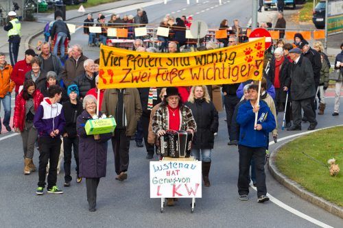 Immer wieder empören sich die Anrainer der L 203 über die Verkehrsbelastung und demonstrieren.  VN/Steurer
