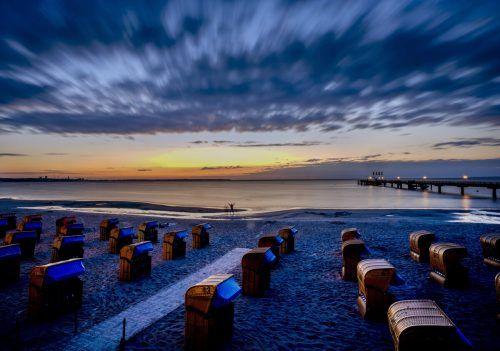 In den frühen Morgenstunden herrscht am Scharbeutzer Strand an der Ostsee in Schleswig-Holstein eine besondere Stimmung. DPA