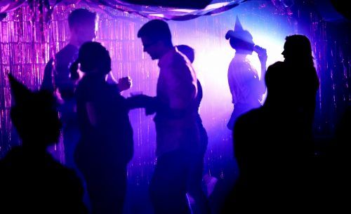 In die Disco dürfen nur noch Geimpfte und PCR-Getestete. AFP