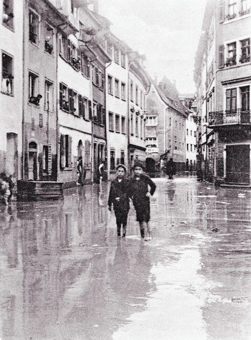 In Feldkirch stand am 15. Juni 1910 das Illhochwasser bis zu vier Meter hoch. Volare, Vorarlberger Landesbibliothek: Norbert Bertolini; Ansichtskarten-Sammlung; Oskar Spang
