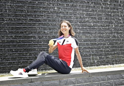 Interviews, Fototermine, Sponsorentreffen. Anna Kiesenhofer war am Tag eins nach dem Gold-Coup im Rad-Straßenrennen voll ausgelastet. gepa
