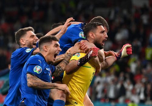 Italien feiert seinen Elferhelden: Gianluigi Donnarumma wurde von der Europäischen Fußball-Union zum besten Spieler des Turniers gekürt. ap