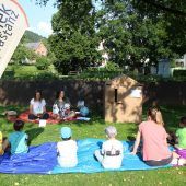 Sonniger Lesepark mit Sauriern