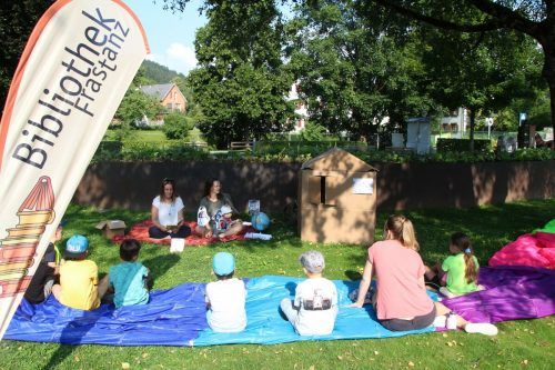Jeden Dienstag in den Ferien wird der Gemeindepark Frastanz zum Lesepark. Heilmann