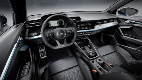 Körpernah geschnittene Kommandozentrale im typischen Audi-Stil.