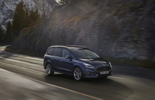 Komfortable Großraumlimousine für Business und Freizeit: Der Ford Galaxy kann auch als Benziner-Vollhybrid sieben Personen unter sein Dach packen.