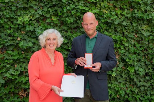 Landesrätin Katharina Wiesflecker überreichte Simon Suitner das Goldene Verdienstzeichen. VLK/Serra