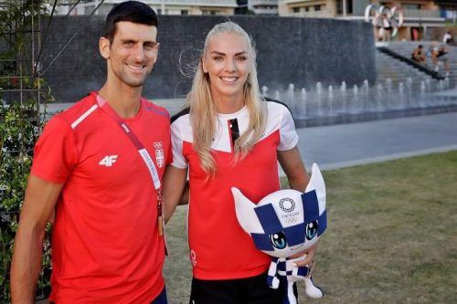 Leichtathletik trifft Tennis: Ivona Dadic und Novak Djokovic liefen sich im olympischen Dorf in Tokio über den Weg. ÖOC