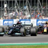 Hamilton schlägt zurück
