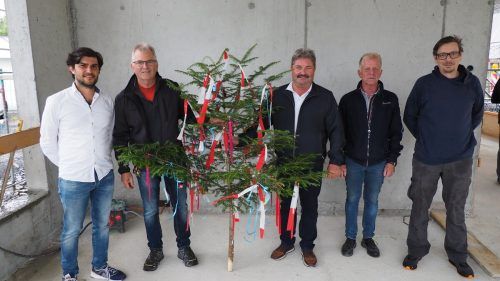 Luca Ordonselli (Büro Dorner/Matt), Robert Gohm (Obmann Konsumgenossenschaft), Bürgermeister Gerold Mähr, Reinhard Hämmerle (Büro Hassler) und David Steindl (Büro Dorner/Matt). Egle