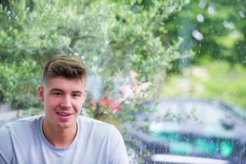 Luka Brajkovic beim Gespräch im Feldkircher Reichenfeld. In einem Jahr will er als NBA-Spieler in seine Heimat kommen. VN/STEURER