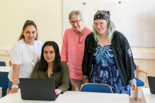 Neue Laptops für die die offene Jugendarbeit Dornbirn. Die Schützlinge freuen sich dort genauso wie Marlies Müller.  VN/Stiplovsek