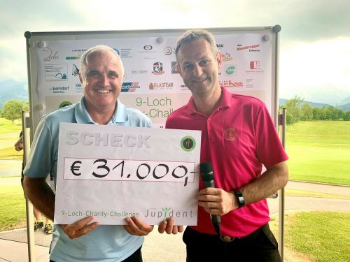 Manfred Ganahl (Stiftung Jupident) und Arno Gasser (Geschäftsführer Golf Club Montfort Rankweil) bei der Spendenübergabe. Jupident