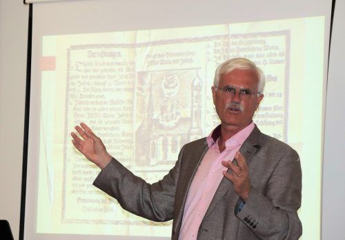 Manfred Tschaikner präsentierte das Bruderschaftsbuch. nam/4