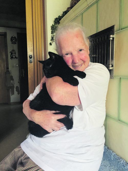 Maria Feuerstein mit ihrem Liebling Max. Vor zehn Jahren zähmte sie den Kater, der im Wald gelebt hatte. VN/KUM