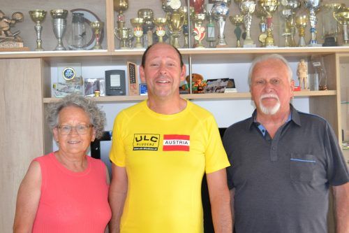 Marianne, Oliver und Herbert Pfeifer vor der Pokal-Sammlung.