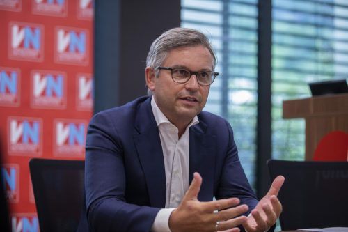 Mir ist eine sachliche Diskussion über die Zukunft des Verkehrs sehr wichtig. Leider wird die Bevölkerung aktuell verunsichert. Klar ist: Das hochrangige Straßennetz ist deutlich sicherer und umweltfreundlicher, als wenn sich Fahrzeuge durch dicht verbautes Gebiet fahren oder sich stauen. Die Evaluierung des Bauprogramms der Asfinag muss daher möglichst zügig erfolgen. Denn es gibt Projekte, die für Sicherheit und Entlastung der Bevölkerung notwendig sind. Daher muss rasch Klarheit geschaffen werden. Magnus Brunner, Staatssekretär im Verkehrsministerium, ÖVP