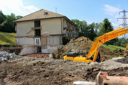 Mit den Abbrucharbeiten des „Mitteltraktes“ erfolgte beim Jesuheim in Oberlochau der Startschuss für das Neubauprojekt „Haus Pfänder“. bms