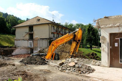 Mit den Abbrucharbeiten des „Mitteltraktes“ mit dem Haupteingang, der Verwaltung, dem Festsaal/Speisesaal, dem Café, der Küche und dem Übergang in den Nordtrakt erfolgte nun der Startschuss für das Neubauprojekt „Haus Pfänder“. Die Fertigstellung des Gesamtprojekts ist für Ende 2022 vorgesehen. bms/2