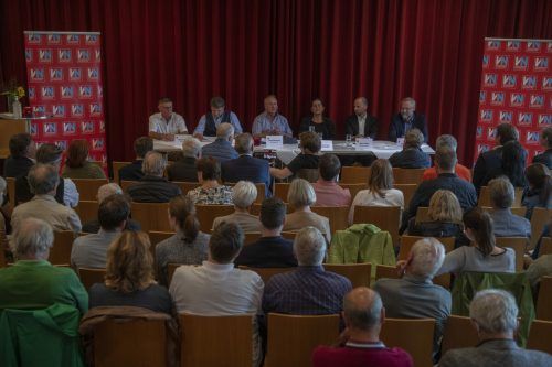 Moderiert von VN-Redakteur Klaus Hämmerle wurde im Theresienheim über Varianten, Zeitrahmen und Alternativen einer Verkehrsentlastung für Lustenau debattiert. VN/Paulitsch