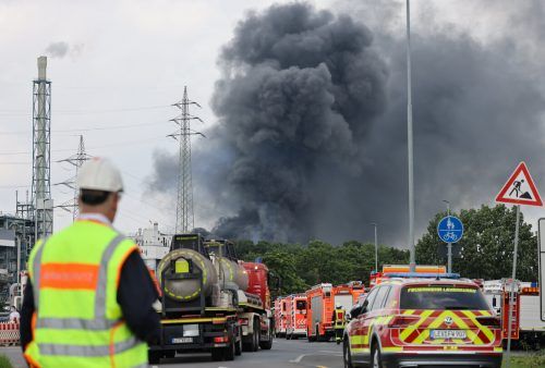 Nach der Explosion untersuchen nun Einsatzkräfte den Ort. DPA/APA