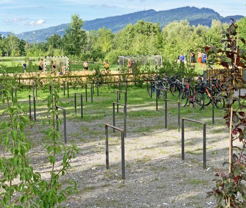 Neuer Fahrradparkplatz für Handballfreunde vor dem Sandplatz am Jannersee. ajk