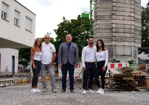 Nina Breuß, Norbert Breuß, GR Christoph Längle, Roberto Maier und Chiara Maier auf der Baustelle. Mäser