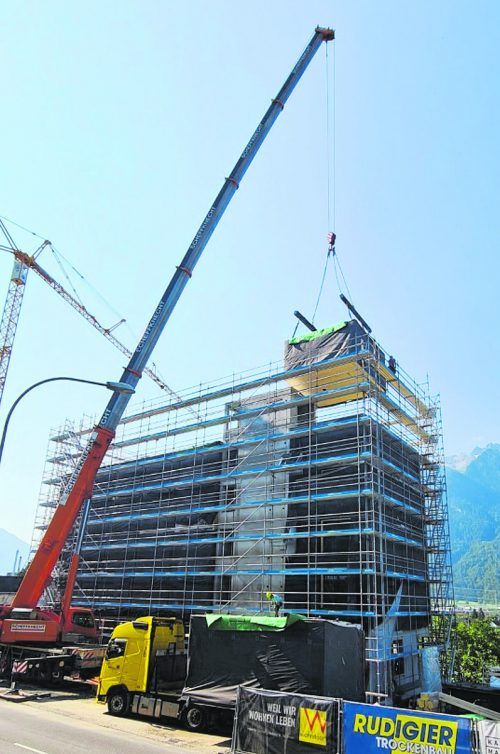 Nur dreieinhalb Arbeitstage wurden benötigt, um aus 56 Modulen den Rohbau des Fohren Centers in Bludenz zu erstellen.