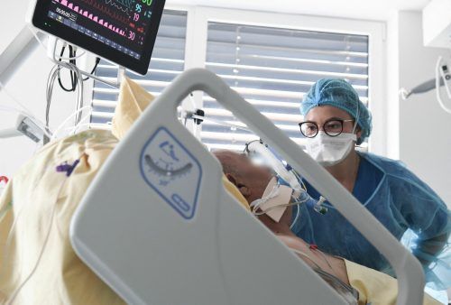 Ohnehin schon geschwächte Krebspatienten sind häufig auch noch von Knochenbrüchen und Osteoporose betroffen. symbol/afp