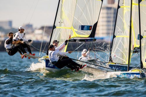 Packendes Bord-an-Bord-Duell zwischen Benjamin Bildstein/David Hussl, den Portugiesen Jorge Lima/Jose Costa (l.) und den Südafrikanern Benjamin Daniel/Alex Burger (r.).  World Sailing/Sailing Energy