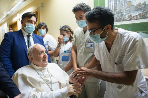 Papst Franziskus befindet sich derzeit im Gemelli-Krankenhaus in Rom und fühlt sich nach einer Dickdarmoperation sichtlich guter Dinge. AFP