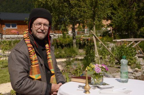 Pfarrer Ernst Ritter freute sich über ein weiteres schönes Plätzchen in Gottes Natur und segnete die neue Anlage.