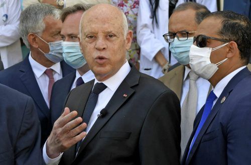 Präsident Saied setzte den Premier ab und fror die Arbeit des Parlaments ein. AFP