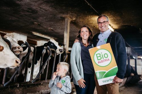 Raphaela und Rainer Bereuter mit Sohn Leo: Ab 1. Jänner 2022 ist der Heinehof ein Biohof. VLK/Sams