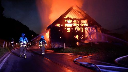 Rund 100 Feuerwehrleute standen bei der Bekämpfung des Brandes in den frühen Morgenstunden im Einsatz. shourot
