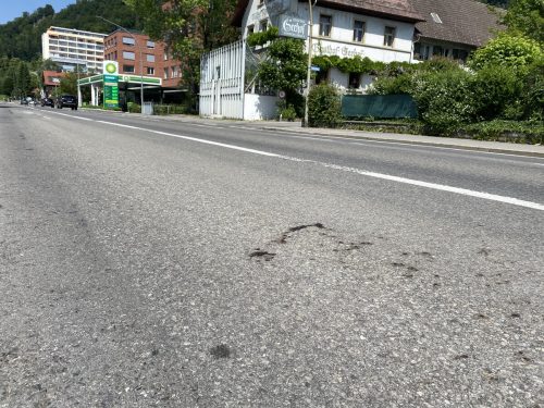 Rund um die Tankstelle nahe der Pipeline ist noch keine Ruhe eingekehrt. VN/Rauch