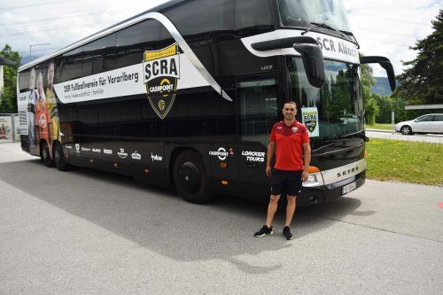 SCR-Altach-Busfahrer Safed durfte den neuen, mit Bildern von Fans verzierten Mannschaftsbus entgegennehmen. SCRA