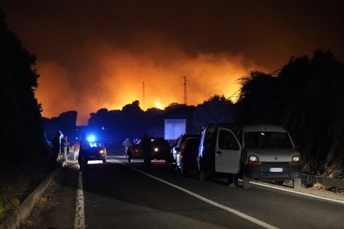 Seit einigen Tagen lodern die Flammen im Westteil der Insel. ap