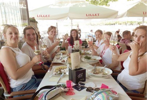 Sieben Schwäbinnen auf Junggesellinnen-Abschied unterwegs. Sabrina (Bildmitte) feierte mit ihren Freundinnen auch im Wirtshaus am See. stp