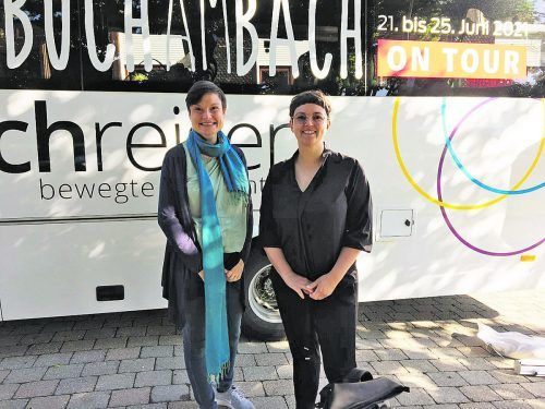 Silvia Freudenthaler (r.) begleitete Autorin Lenau Raubaum (l.) bei der Buch am Bach On Tour. VN/PAG