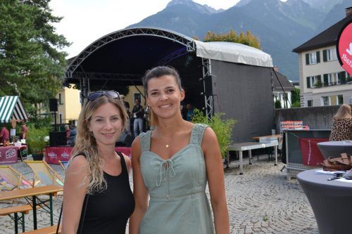 Silvia Plangg und Anne-Sophie Bickel ließen sich das Konzert nicht entgehen.